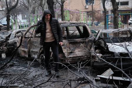 Un vecino de Kramatorsk, entre los destrozos que ha causado uno de los muchos ataques rusos contra la población civil