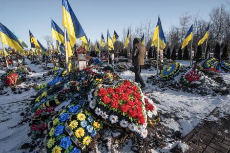 Nuevo cementerio militar a las afueras de Kramatorsk, con cientos de tumbas y espacio para miles más