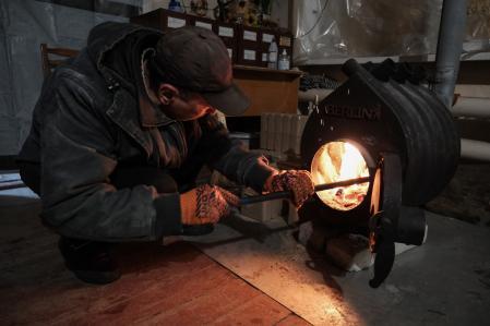 La estufa calienta un centro de auxilio de Druzhkivka, una población sometida a la ofensiva incesante de los drones rusos