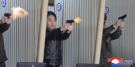 Kim Ju Ae (en el centro), hija del dictador norcoreano, inspeccionó y puso a prueba una fábrica de munición esta misma semana, como parte de su educación sentimental