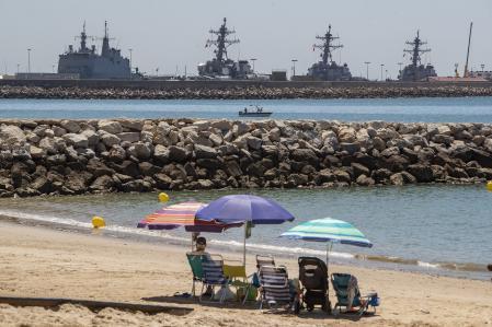 Vista de la base naval de Rota desde la playa gaditana de Los Galeones