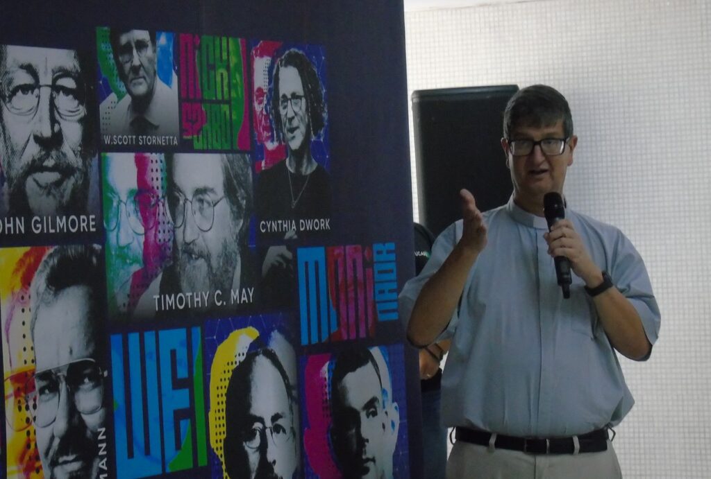 Fotografía al rector de la UCAB. Arturo Peraza, frente al mural.