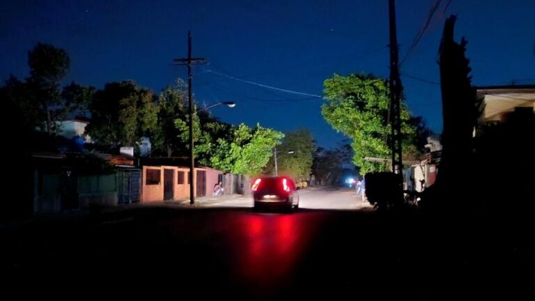 Dos tercios de Cuba se queda a oscuras