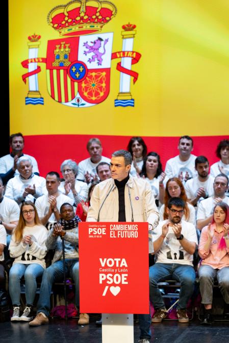 Pedro Sánchez, en el mitin de Soria con la bandera española al fondo&nbsp;