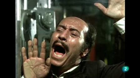 López Vázquez en una escena de “La cabina”, mediometraje de 1972 cargado de simbolismos
