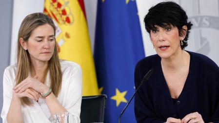 La portavoz del Gobierno, Elma Saiz, este martes en la Moncloa junto a la vicepresidenta tercera, Sara Aagesen&nbsp;