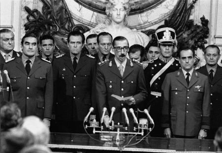 Juramento de Jorge Rafael Videla como presidente de facto de Argentina impuesto por la Junta Militar el 29 de marzo de 1976