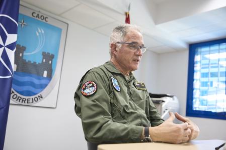 El teniente General durante la entrevista en el CAOC