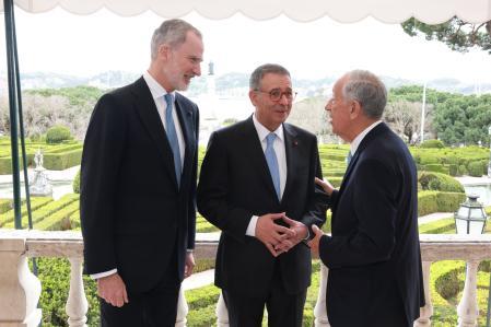 El Rey, junto a Seguro y Rebelo, este lunes antes del almuerzo en el palacio de Belém en Lisboa