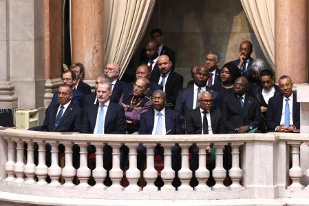 El Rey, junto a otros mandatarios de países lusófonos, este lunes en el palco del parlamento portugués