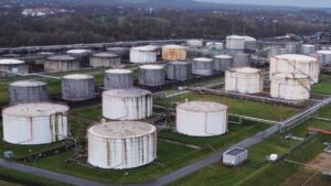 El petróleo sigue al alza y mantiene la tensión en unas bolsas pendientes de Ormuz