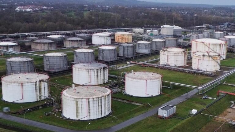 El petróleo sigue al alza y mantiene la tensión en unas bolsas pendientes de Ormuz