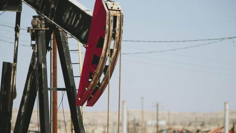 El precio del petróleo prolonga su ascenso por encima de los 100 dólares
