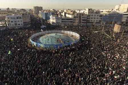 Miles de personas se congregaron en la Plaza Enghelab de Teherán para manifestarse a favor de su gobierno&nbsp;