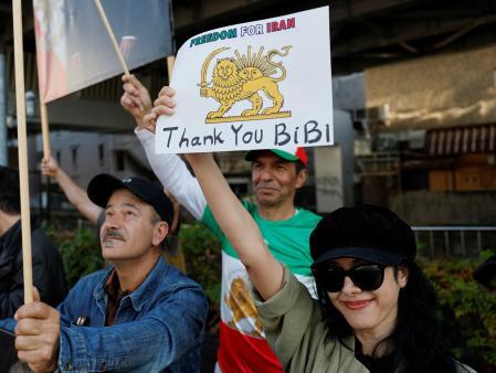 Una mujer iraní residente en Japón sostiene un cartel en una manifestación cerca de la Embajada de Irán, en Tokio&nbsp;