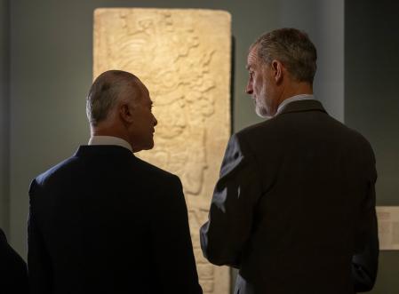 El Rey y el embajador de México en España, ante una de las piezas expuestas en el Museo Arqueológico de Madrid