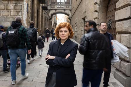 Alamany, en la calle del Bisbe, con el puente homónimo máximo exponente del falso gótico de Ciutat Vella