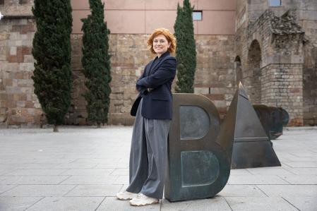 La futura candidata de ERC, apoyada sobre la B de Barcelona de la plaza de la Catedral