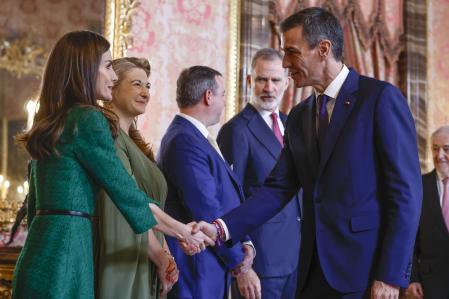 La reina Letizia saluda al presidente del gobierno, Pedro Sánchez , en presencia de los grandes duques y del Rey, este jueves, en el Palacio Real&nbsp;