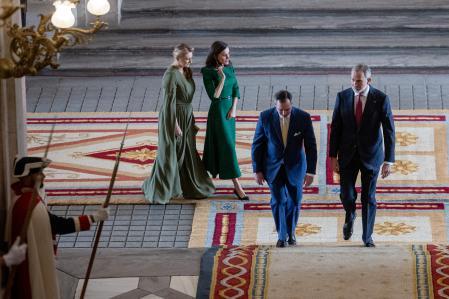 El Rey y el gran duque de Luxemburgo al pie de la escalinata interior del Palacio Real, seguidos por la Reina y la gran duquesa.&nbsp;
