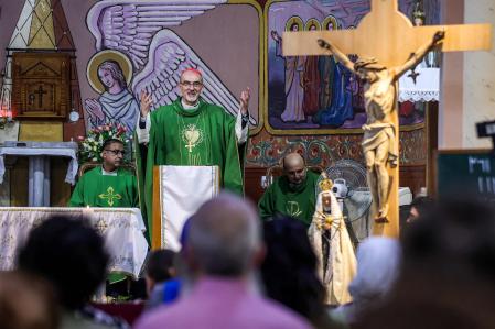 El cardenal Pierbattista Pizzaballa, patriarca latino de Jerusalén, durante una misa en la iglesia de la Sagrada Familia, en Gaza (20 de julio de 2025).. (Photo by Omar AL-QATTAA / AFP)