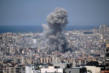 Columnas de humo rompen el <i>skyline </i>de la capita libanesa&nbsp;» data-full-src=»https://www.lavanguardia.com/uploads/2026/03/11/69b1c1f80c405.jpeg» data-src=»https://diariodeinformes.com/medios/2026/03/libano-el-unico-pais-de-la-guerra-en-oriente-medio-en-el-que-se-combate-cuerpo-a-cuerpo-1.jpg» width=»449″ height=»299″ loading=»lazy»></div><figcaption class=