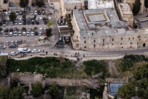 Los restos de un misil iraní caen cerca del muro de las Lamentaciones y la mezquita de Al Aqsa