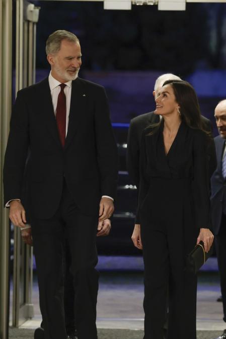 Los Reyes, este jueves,&nbsp; a su&nbsp; llegada al Auditorio Nacional de Música, en Madrid. La Reina, de negro, luce un conjunto de camisa negra de raso con escote cruzado, pantalón de tiro alto.&nbsp;