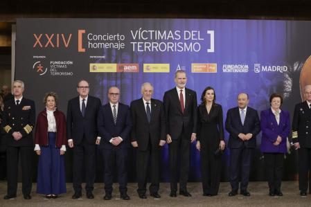 Los Reyes posan junto a diferentes autoridades a su llegada al concierto en homenaje a las víctimas del terrorismo celebrado este viernes en el Auditorio Nacional de Música, en Madrid.&nbsp;
