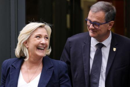 Louis Aliot, junto a Marine Le Pen, de quien fue pareja hace años, en una imagen del 2024&nbsp;