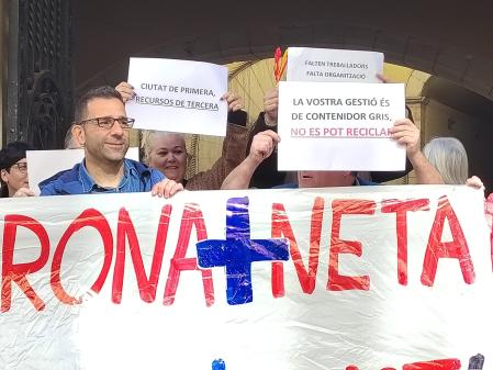 Los trabajadores de la empresa Girona + Neta han exigido hoy más recursos durante su concentración en la plaza del Vi.