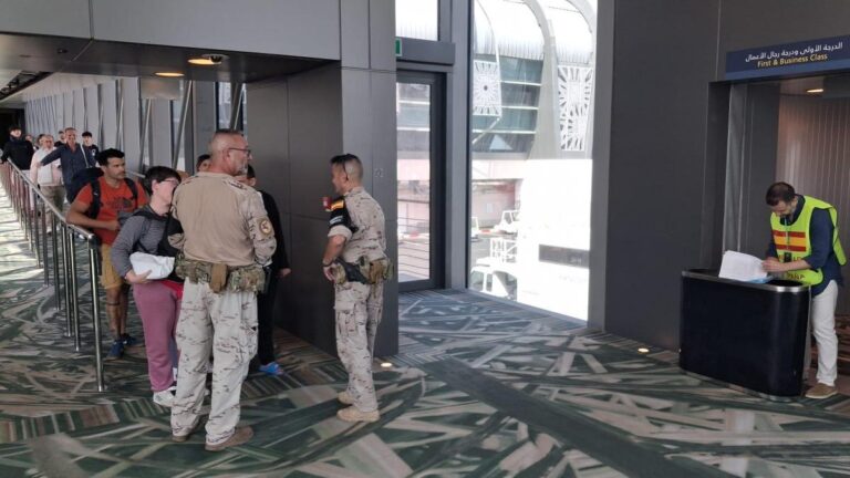 Más de 650 españoles llegarán hoy a Madrid y Barcelona evacuados de Oriente Medio