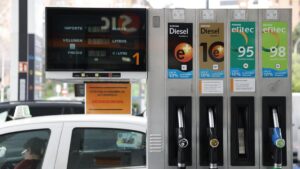 Por qué llenar un coche diésel se está encareciendo más que uno de gasolina tras la crisis en Irán