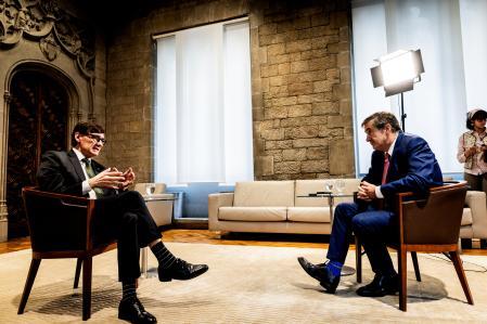 El president Illa y el director de “La Vanguardia”, Jordi Juan, durante la entrevista