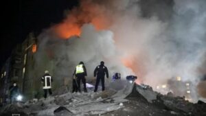 Siete muertos y decenas de heridos en Járkiv por un misil ruso contra un edificio residencial