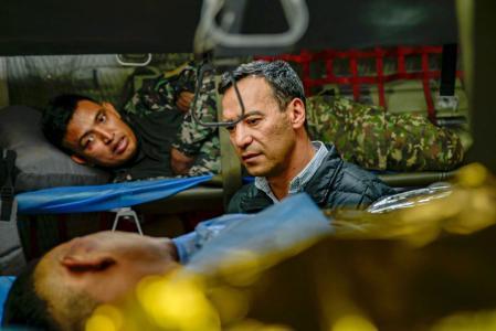 El ministro de Defensa de Colombia, Pedro Sánchez (c), visitando a heridos de un accidente aéreo este lunes.