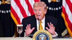 Trump asegura que sería un “gran honor” para él “tomar Cuba”