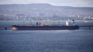 Trump autoriza la compra de petróleo ruso de barcos en tránsito para contener los precios