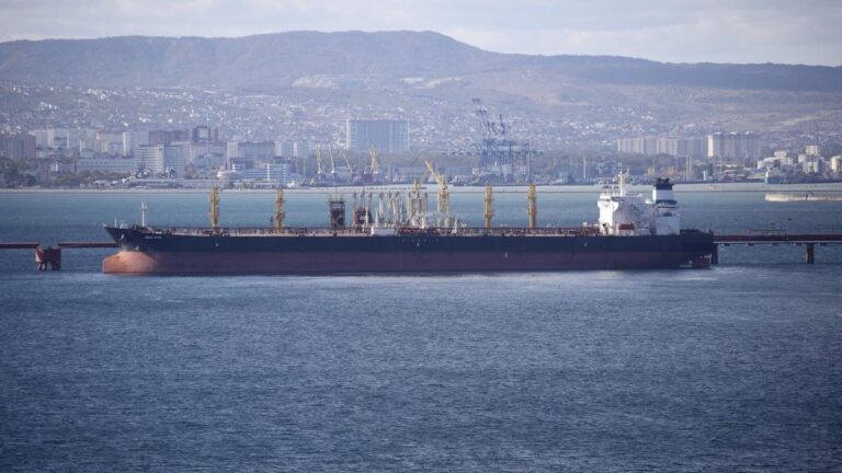 Trump autoriza la compra de petróleo ruso de barcos en tránsito para contener los precios