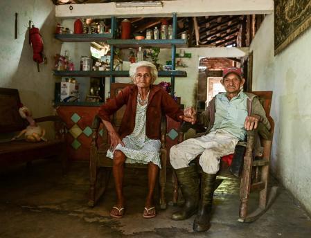 Imagen de Chela, poco antes de su fallecimiento, y Roberto, su marido, en su casita de La Pastora 