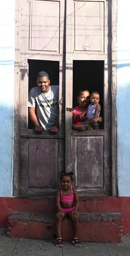 La familia Esponda es muy querida en el barrio de Monumento, en Trinidad. Adrián trabaja de peluquero 