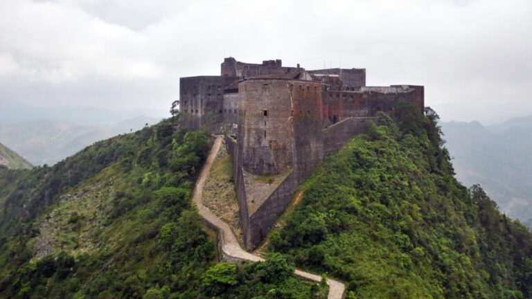 Al menos 30 personas han muerto en Haití por una estampida en un monumento histórico