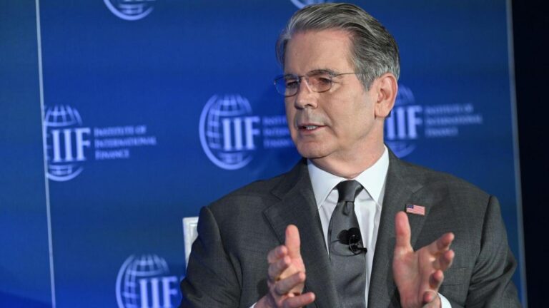 Bessent insiste en una bajada de tipos en EE.UU. pese a la guerra y la inflación disparada