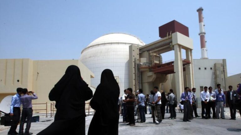 Cadenas humanas se extienden por centrales y puentes de Irán frente a la amenaza de Trump de “desatar el infierno”