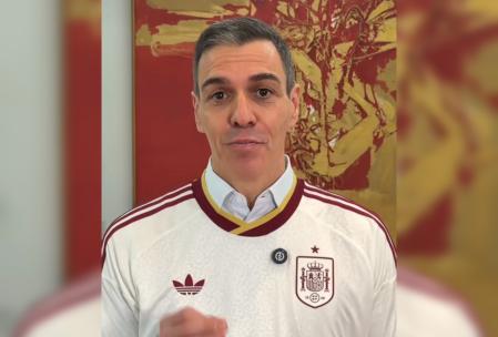 Pedro Sánchez con la camiseta que lucirá la selección española en el Mundial