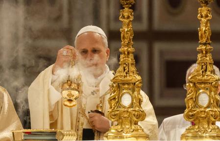 El papa León XIV lava los pies a 12 sacerdotes en la Misa de la Cena del Señor del Jueves Santo