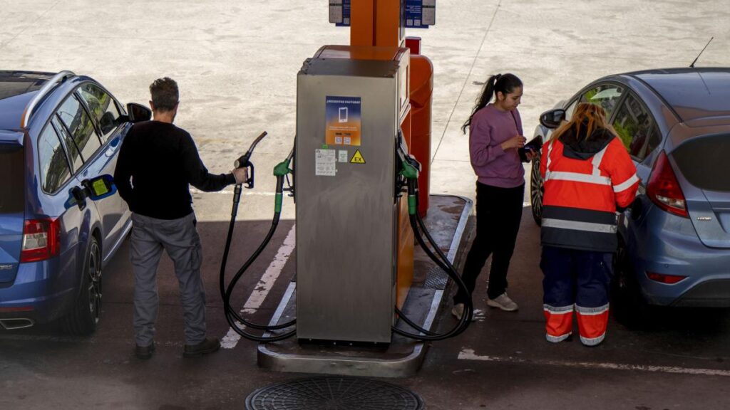 El petróleo supera los 125 dólares por el temor a un cierre prolongado del estrecho de Ormuz