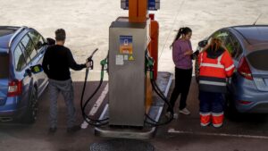 El petróleo supera los 125 dólares por el temor a un cierre prolongado del estrecho de Ormuz