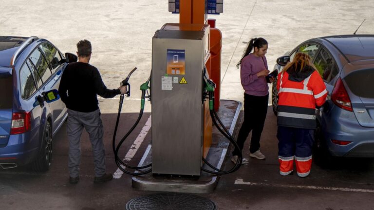 El petróleo supera los 125 dólares por el temor a un cierre prolongado del estrecho de Ormuz