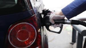 El precio del petróleo se hunde y las bolsas se disparan con el anuncio del alto el fuego entre EE.UU. e Irán